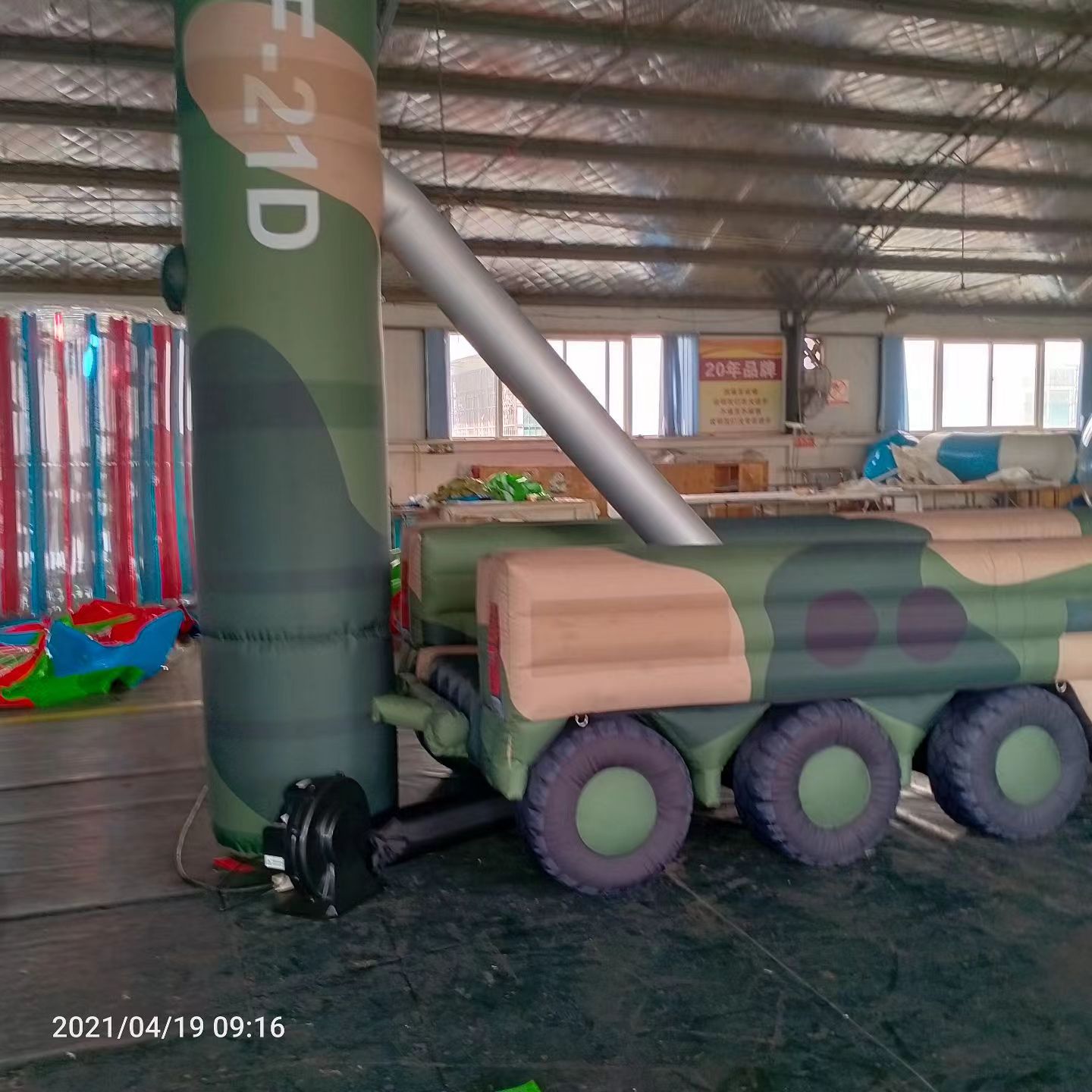 林口军事演习中的充气目标车辆：模拟发射车雷达车坦克飞机